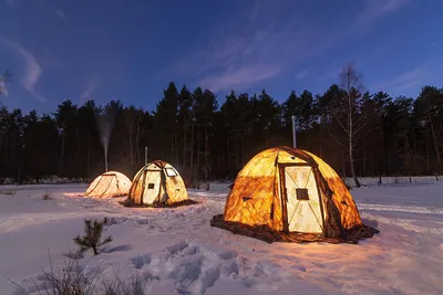 палатка в лесу у реки. палатка в лесу. туристический фон. концепция  природного туризма Стоковое Фото - изображение насчитывающей поток, пейзаж:  221040596