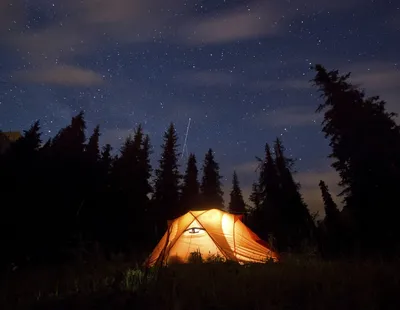 палатка в лесу на озере на закате, бесплатное изображение кемпинга, поход,  лагерь фон картинки и Фото для бесплатной загрузки