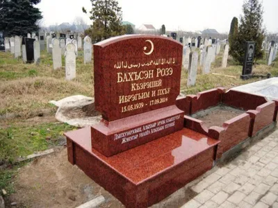 Памятник из красного гранита К-3 Ангел с цветами купить в СПб у компании  «РосРитуалСервис»