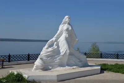 Почему для памятника реке Лене выбрали образ девушки, а не старухи из сказок