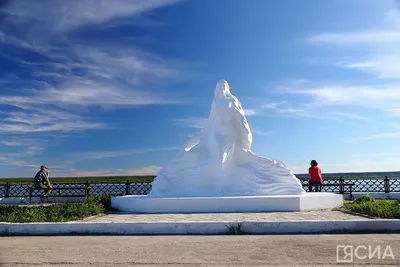 Памятник реке Лена: красавица, а не старуха!