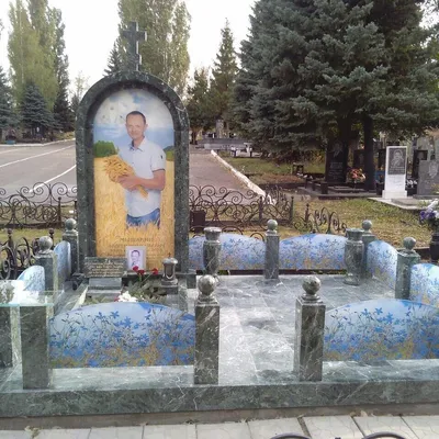 Гранитный мемориальный комплекс на могилу для мужчины цена в СПб