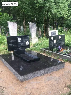 Горизонтальный семейный памятник на троих на могилу цены в СПб