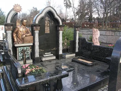 Памятники на могилу купить в Москве | Эксклюзивные памятники от А-Гранум