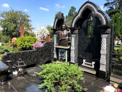 Каталог памятников из гранита и мрамора, фото и цены изготовления гранитных  надгробий на кладбище, купить в Москве и области