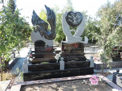 Памятник эксклюзивный резной с лебедем на кладбище в Санкт-Петербурге
