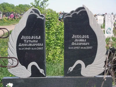 Памятник надгробный с птицей лебедем