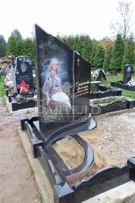 Памятник с цветным портретом на могилу мужчины фото