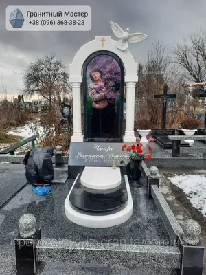 Цветные памятники из карельского гранита и мрамора для могилы купить в  Москве