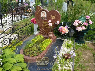 памятник два сердца на могилу из красного и черного гранита купить в Москве  недорого
