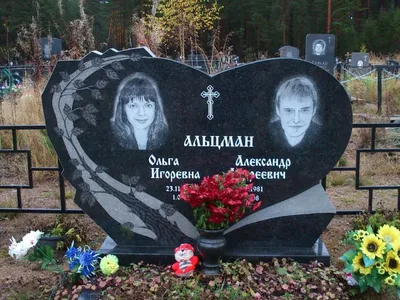 Заказать памятник в форме Сердца из черного гранита для девушки на могилу в  СПб