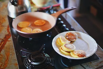 Панкейки с клубникой — рецепт с фото пошагово. Как приготовить клубничные  панкейки?