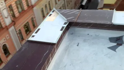 Для чего нужен парапет на крыше?