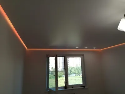 Парящий потолок для спальни со световыми линиями