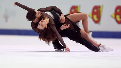 В чем разница между парным катанием и танцами на льду?