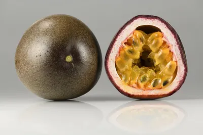 Плоды, Passionfruit; Пассифлора Edulis на белой предпосылке Стоковое Фото -  изображение насчитывающей половинно, вырез: 131811672