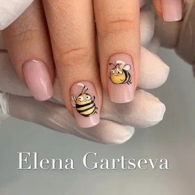 𝐸𝓁𝑒𝓃𝒶 𝒢𝒶𝓇𝓉𝓈𝑒𝓋𝒶 sur Instagram : « Хороших выходных друзья ☺️ 🐝  Материалы @bandi_russia 😍 #пчела #пчелка #насе… | Стильные ногти, Ногти,  Короткие ногти