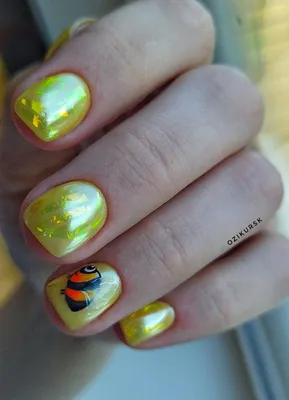 Желтый дизайн ногтей с бабочками | Премиум Фото