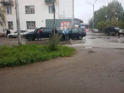 В Коми водители строят мосты из подручных средств, чтоб не застрять в  болоте (фото, видео)