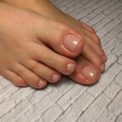 Белый педикюр: 61 стильных идей дизайна и сочетаний на фото | Unhas dos pés  bonitas, Manicure e pedicure, Design das unhas dos pés