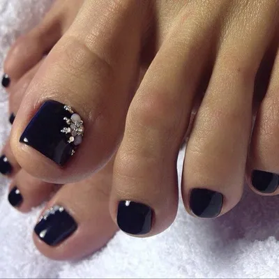 Педикюр с камнями: 25 привлекательных и дорогих идей | Новости моды | Toe  nail designs, Toe nails, Summer toe nails