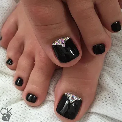 Педикюр с камнями: 25 привлекательных и дорогих идей | Новости моды | Toe  nail designs, Toe nails, Summer toe nails