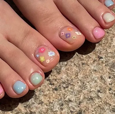 Пастельный педикюр с цветами — самая красивая идея разноцветного дизайна  ногтей на лето 2023 🌸 | theGirl
