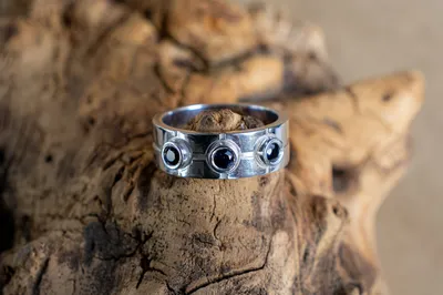 Мужское серебряное кольцо с сапфирами «Брамен» | Восемь | Интернет магазин  дизайнерских украшений из серебра, золота и натуральных камней