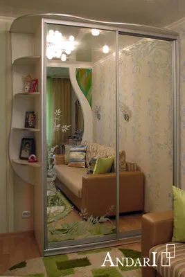 Шкаф купе встроенный двухдверный, МДФ вставки классический стиль, пескоструйный  рисунок на зеркале в гостиную