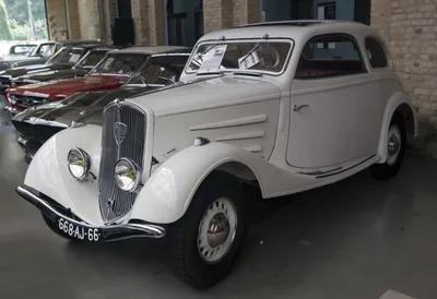 Women in a Peugeot 401 D parked in a courtyard in 1935.