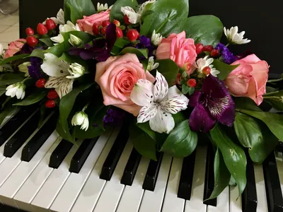 Пианино и цветы фото фото