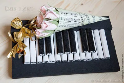 Тюльпаны лежат на клавишах пианино, международный женский день, восьмое  марта Stock Photo | Adobe Stock