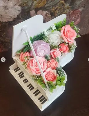 Черно белое пианино, цветы сакуры …» — создано в Шедевруме