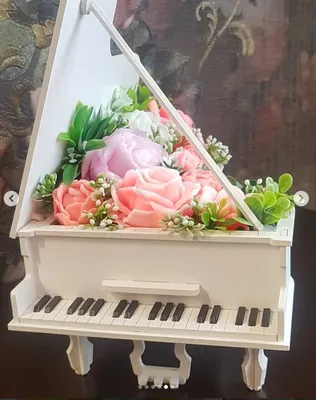 Букет цветов и фортепиано стоковое фото ©Guas 52920133