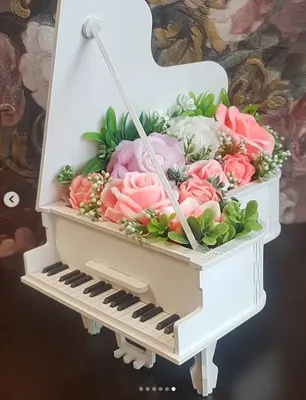 пианино старинное с цветами, пианино и цветы, пианино старое с цветами,  рояль с цветами, цветы букет - The-wedding.ru