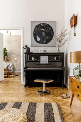 Электронное пианино в интерьере комнаты на размытом фоне | Бесплатно Фото