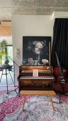 Пианино в темной комнате с окном, на котором написано «фортепиано». |  Премиум Фото