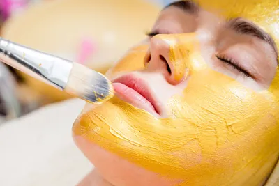 plazmolift - Желтый или ретиноловый пилинг. Часто его называют \"желтым\",  так как на лице, на время процедуры, остается маска желтого цвета. ⠀  Основным действующим компонентом является ретинол (витамин А). Также в его