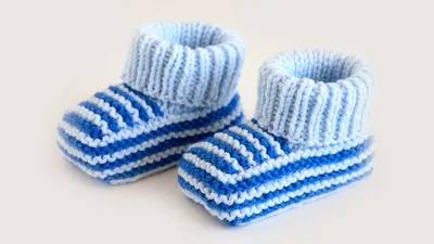 Вязаные носки пинетки с помпонами для мальчиков - купить в  интернет-магазине в Новосибирске с доставкой из Москвы
