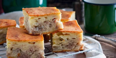 Заливной пирог с курицей и картошкой: рецепт - Лайфхакер