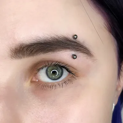 Таня Ретро - мастер пирсинга в Instagram: «Плоскостной пирсинг брови  (#surfacepiercing ) с использованием П-штанги из титана с топ… | Пирсинг  бровей, Пирсинг, Оникс