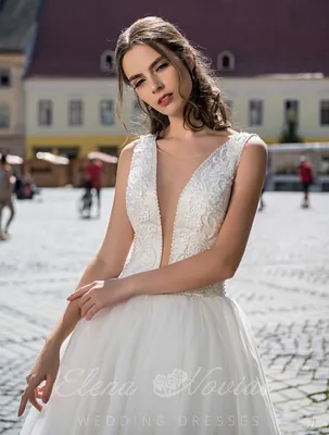 Атласное свадебное платье с декольте купить в Москве