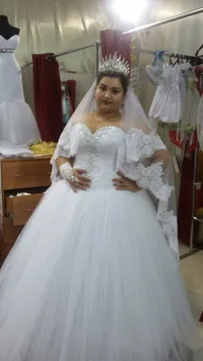 Свадебное платье с расшитым камнями корсетом