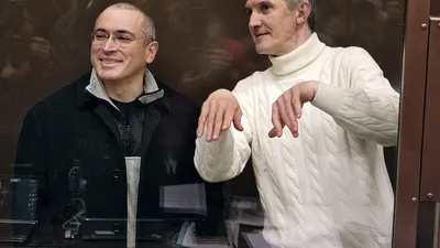 Михаилу Ходорковскому и Платону Лебедеву перенесли освобождение – Картина  дня – Коммерсантъ