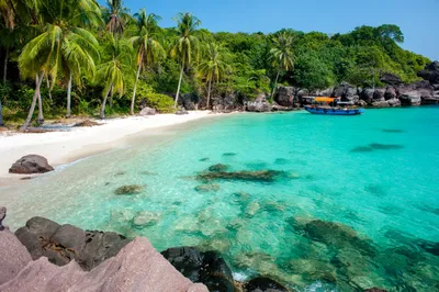 Пляж 🌴 на юго-востоке острова Фукуок, известный белым песком 🌊