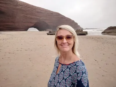 Обрушилась арка на пляже Легзира в Марокко | Пикабу