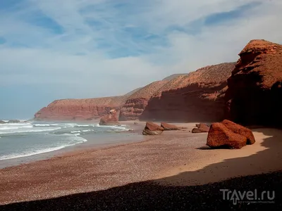 Пляж Легзира в Марокко: оранжевые своды скал на побережье / Travel.ru /  Чудеса света