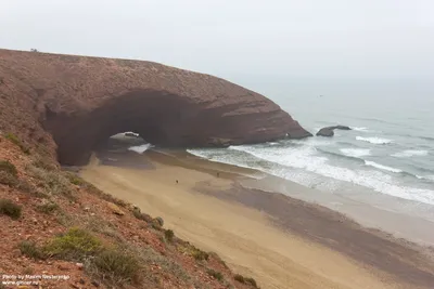 Пляж легзира с арочными скалами в марокко | Премиум Фото