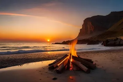Расслабляющий пляж на открытом воздухе огонь огонь ночь костер люди закат  пляж | Премиум Фото