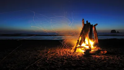 Огонь на пляже на фоне неба | Премиум Фото
